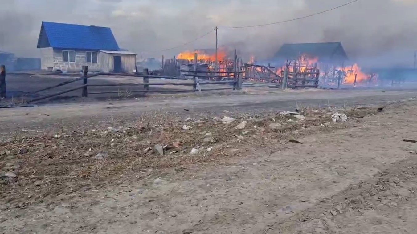 Выгорают целые села: Сибирь охватили разрушительные пожары и ураганы
