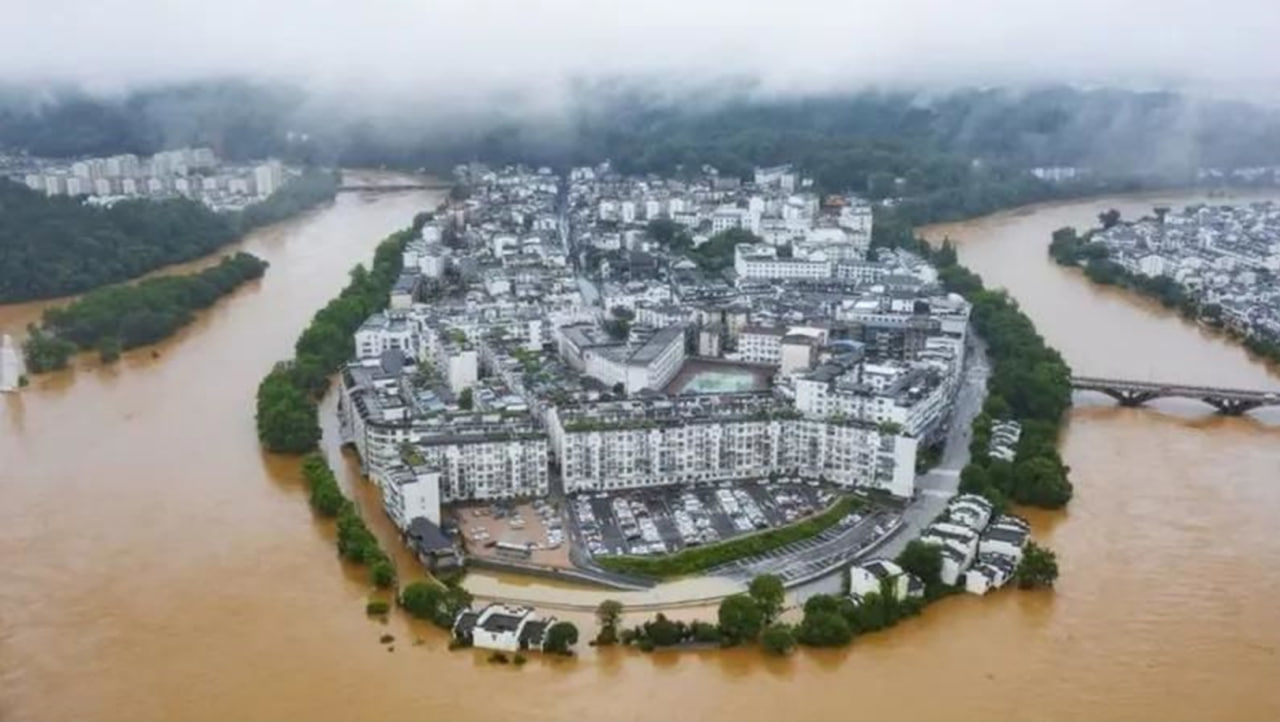 Наводнение охватывает Юг Китая – правительство объявило "красный" уровень опасности 