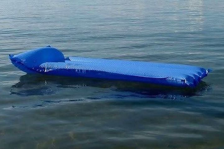 ​Перевернулась с парнем на матрасе: в Киеве на озере утонула беременная девушка