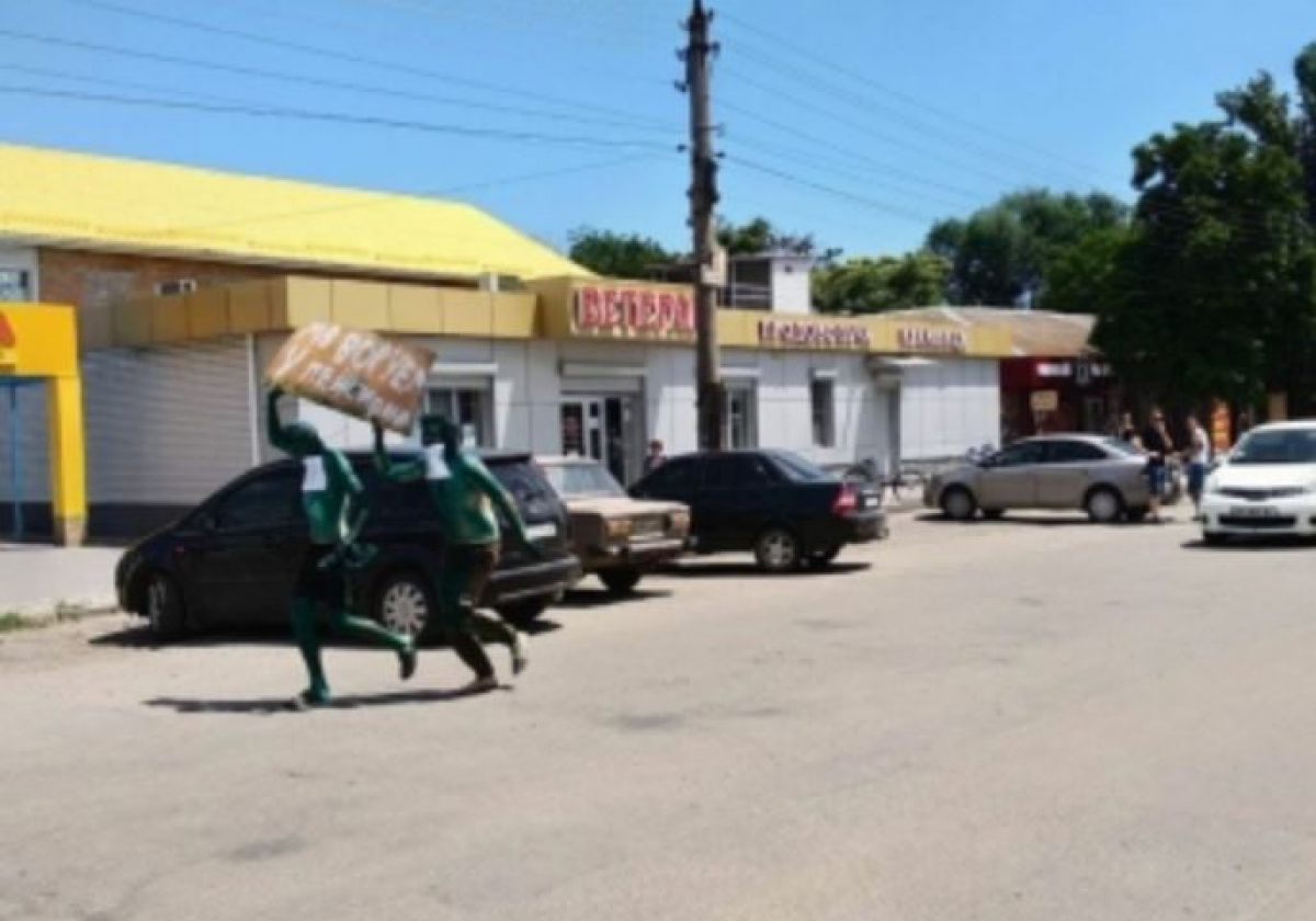 В Запорожской области оригинально проучили негодяев, обворовывающих старика: кадры "самосуда"