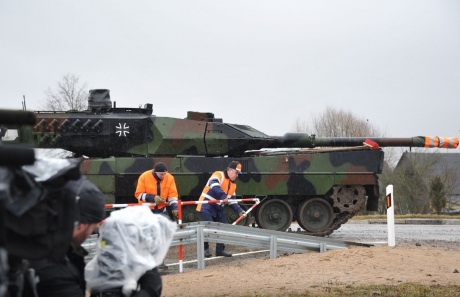 Немецкая машина набирает мощь! Опубликованы кадры: сотни единиц военной техники для батальона НАТО прибыли в Литву 