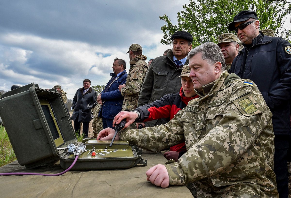 Порошенко рассказал, почему так часто ездит к бойцам на передовую 