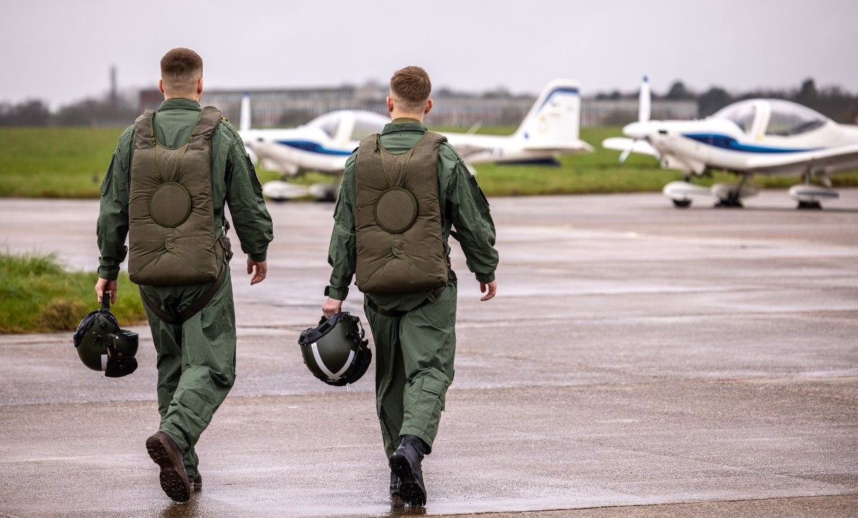 Британия показала фото выпуска первых украинских пилотов, прошедших обучение на F-16