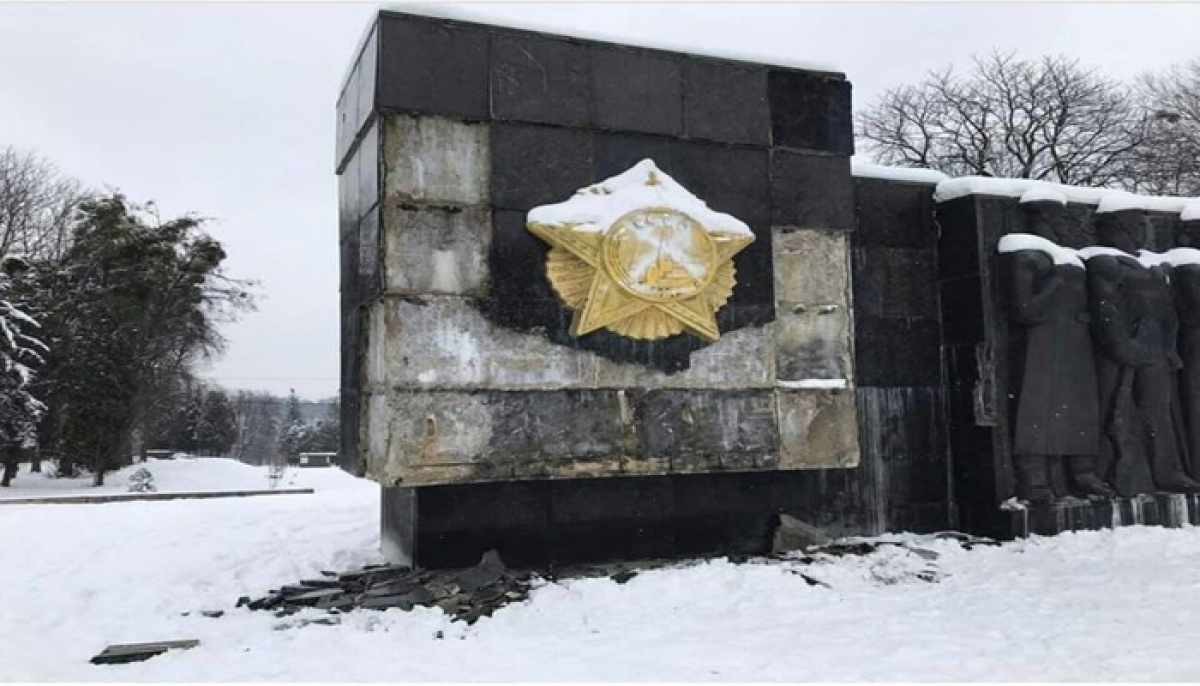Добкин выкупил "декоммунизированный" барельеф с львовского монумента Славы и пообещал вернуть его на прежнее место 