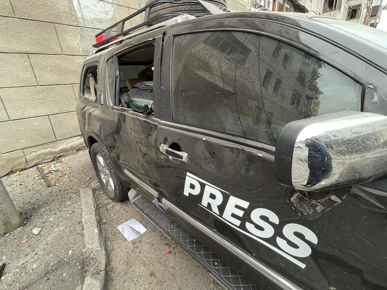Во время обстрела Харькова едва не погибли журналисты португальского СМИ: "Привалило оконной рамой..."