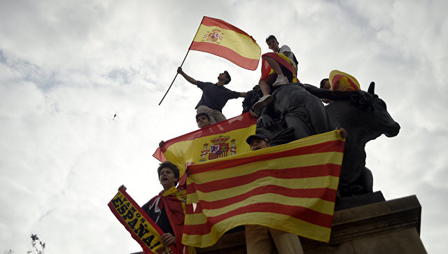 Барселону всколыхнула волна протестов против отделения от Испании. На улицы выходят сторонники единого государства. 