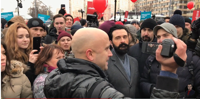 Британский друг террористов Донбасса Грэм Филлипс пытался сорвать митинг российской оппозиции, но получил достойный отпор – кадры