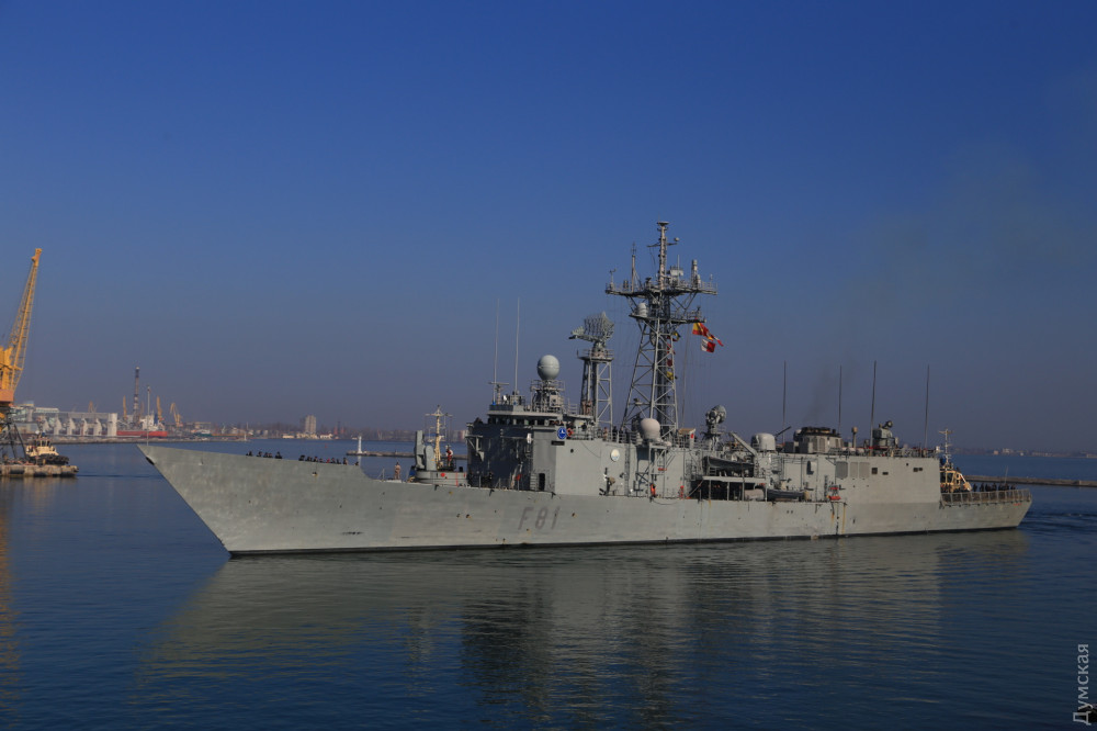 Корабли НАТО зашли в порт Одессы в компании дельфинов – кадры 