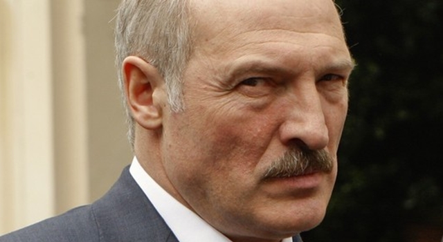 Только Лукашенко не показывайте: в российском Омске яму на дороге залатали картошкой – кадры