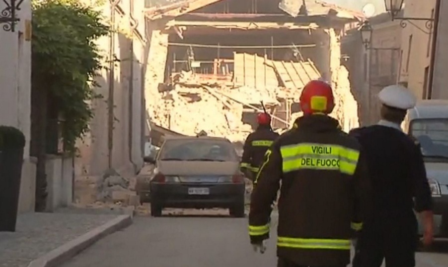 "Кошмар! Кошмар! Много дыма, земля уходит из-под ног!" – шокированные итальянцы показали кадры разрушений от землетрясения