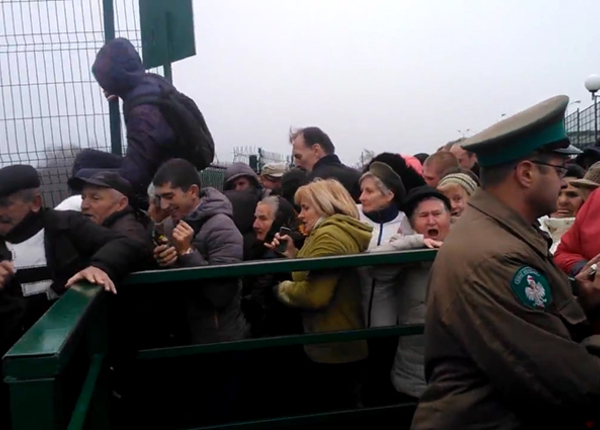 Бегом в Европу: Украинцы давят друг друга в очереди на польской границе 