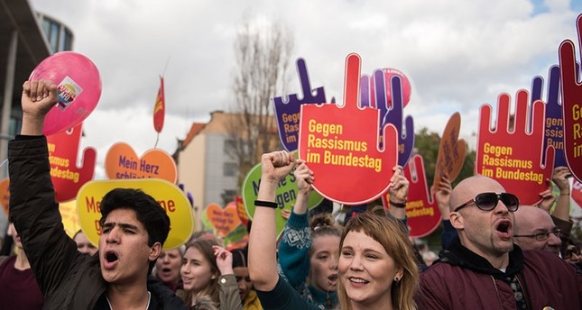 "Человеколюбие - прежде всего", "Остановите АдГ": избрание в немецкий парламент пропутинской партии вызвало бурные и многотысячные протесты в Берлине