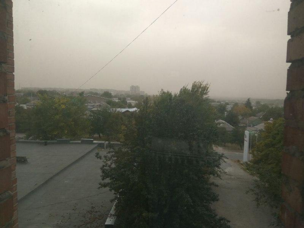 Пыльно-песчаная буря накрыла Луганск: по городу носятся пожарные, людям нечем дышать