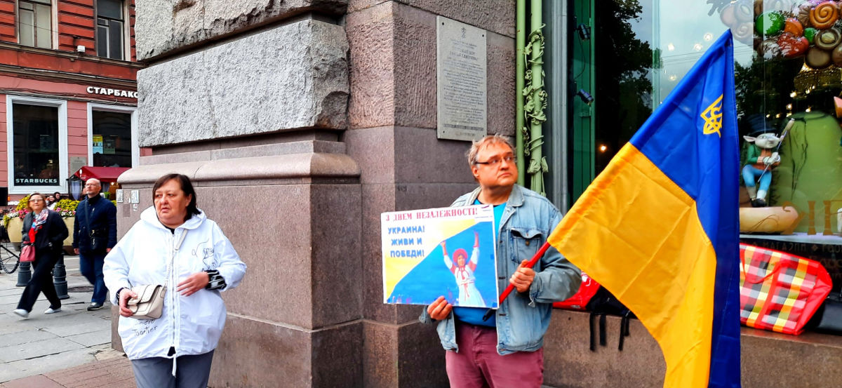 В российском Санкт-Петербурге мужчина вышел на улицу с флагом Украины – полиция отреагировала мгновенно 