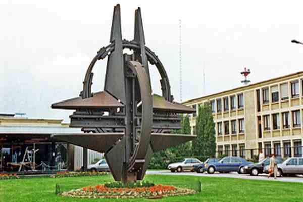 Американский политик: Россию нужно было пригласить в НАТО после развала СССР