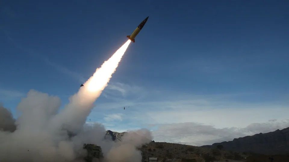 У США есть более 1000 ракет ATACMS: Украина готовится к удару по России – The Economist