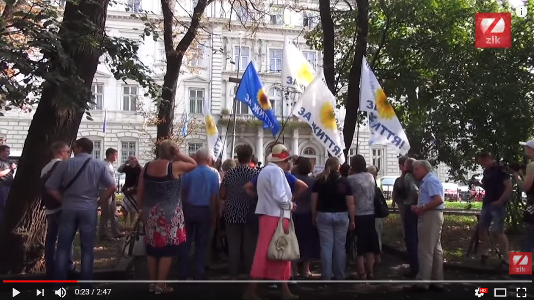  Активисты забросали помидорами сторонников Медведчука и Рабиновича во Львове: видео вызвало восторг в Сети