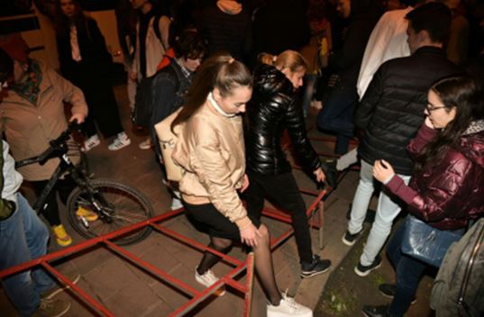 Видео: Протесты в Екатеринбурге приняли устрашающие обороты: улицы заполонили военные, силовики избивают горожан
