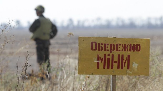 ​В Луганской области отец и сын подорвались на неизвестном устройстве во время работы в огороде