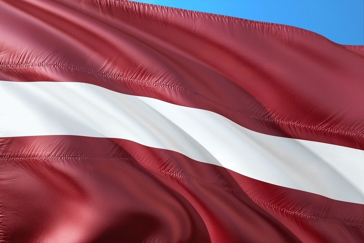 Латвия наносит удар по финансовому мосту России