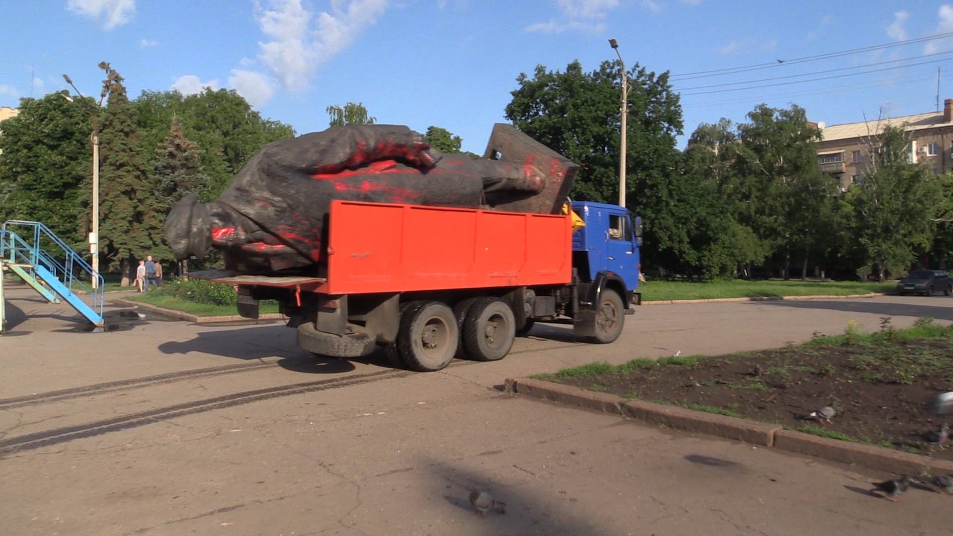 Декоммунизация в Славянске: Правый сектор демонтировал памятник Ленину