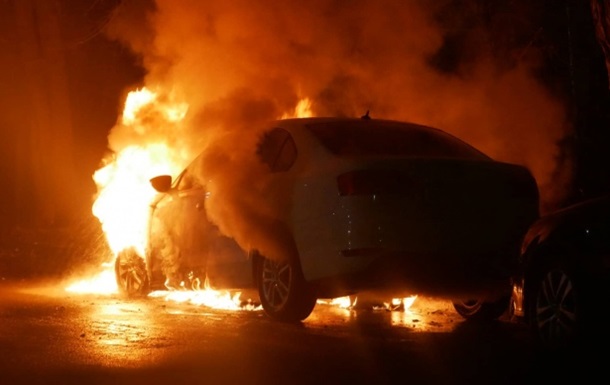 Ночью в Киеве возле посольства РФ дотла сгорела машина с дипломатическими номерами: кадры сильного пожара