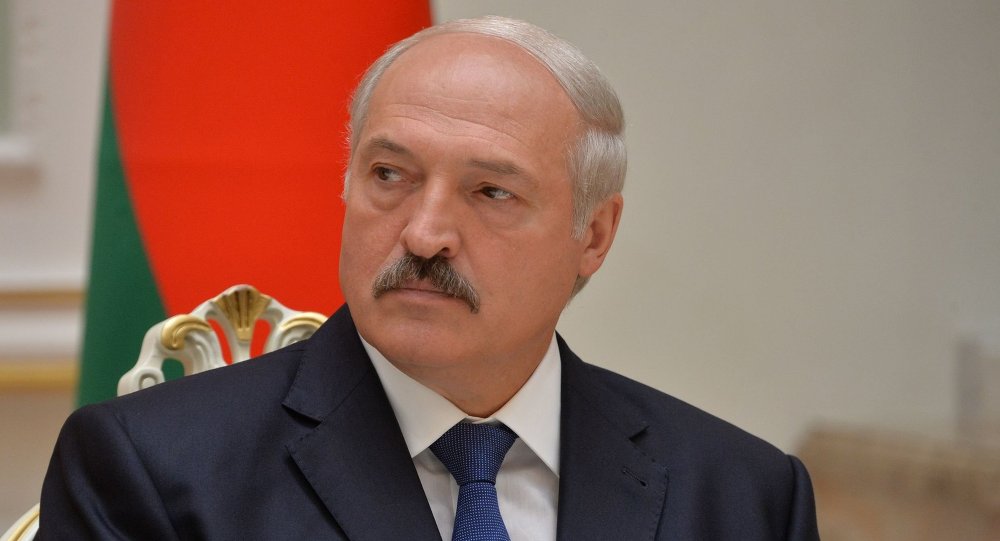 Путин дает сигнал Лукашенко? Опубликовано видео движения колонны российской бронетехники в сторону границы с Беларусью 