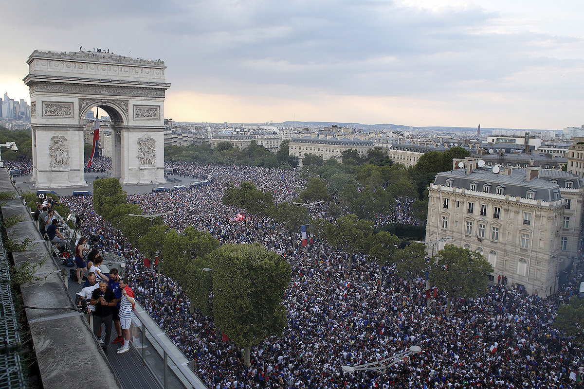 ​Парижское безумие: как столица Франции отметила победу своей сборной на ЧМ-2018 - впечатляющие кадры