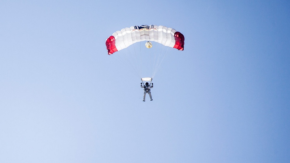 Вице-президент Google побил легендарный рекорд Феликса Баумгартнера, прыгнув с высоты 41,000 метров