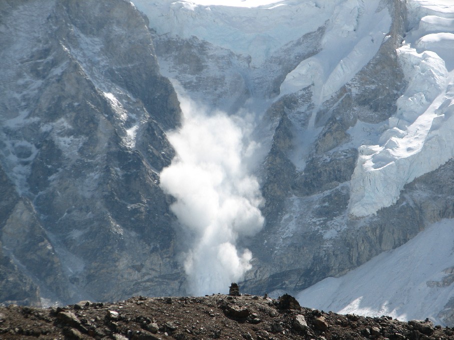 Из-за землетрясения в Непале в Гималаях начали сходить лавины