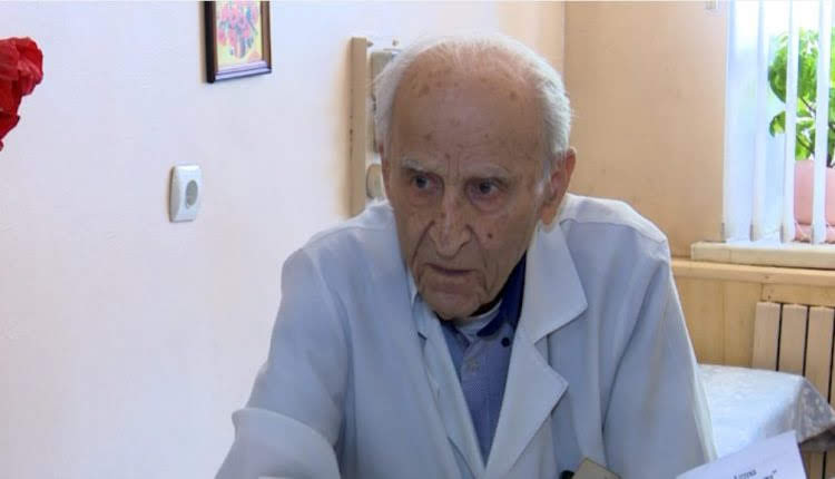 Найден самый опытный доктор Украины: в одесской поликлинике трудится врач, которому исполнилось 100 лет, - кадры