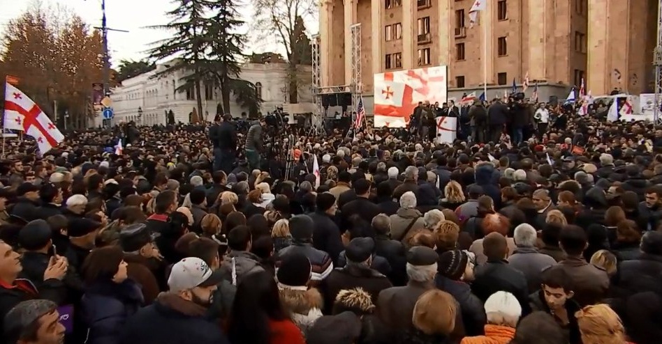 В Грузии вспыхнул антиправительственный протест: оппозиция вывела на улицы тысячи людей – кадры