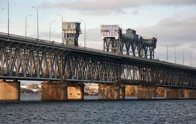 Возле ж/д моста в Херсоне пытались установить флаг "Новороссии"