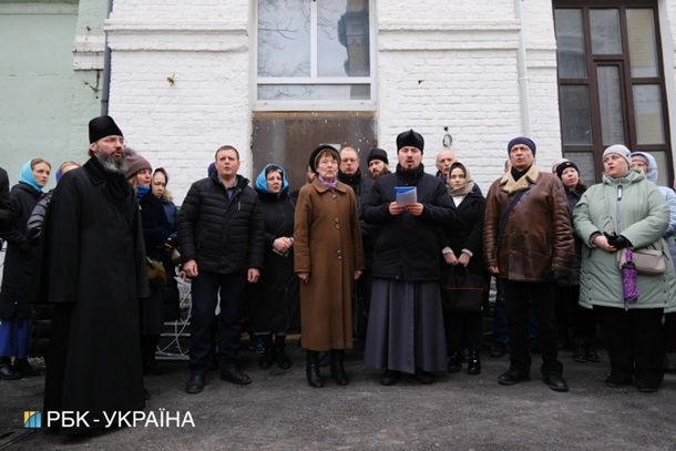 Обстановка в Лавре накаляется: комиссию не пускают, "боевой" архимандрит УПЦ МП вызвал по рации подкрепление – видео