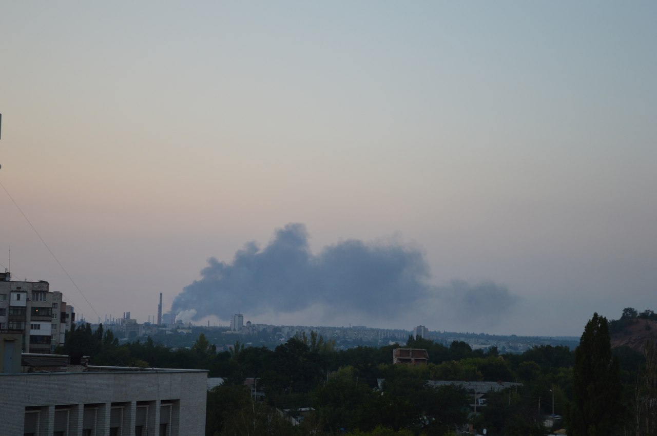 Попадание снарядов в Ясиновский коксохимический завод вызвало мощный пожар 