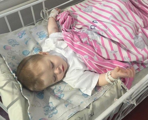 Блогер опубликовал ужасающее фото раненного под Горловкой трехлетнего ребенка: малыша в больнице "ДНР" варварски  привязали к кровати за обе руки