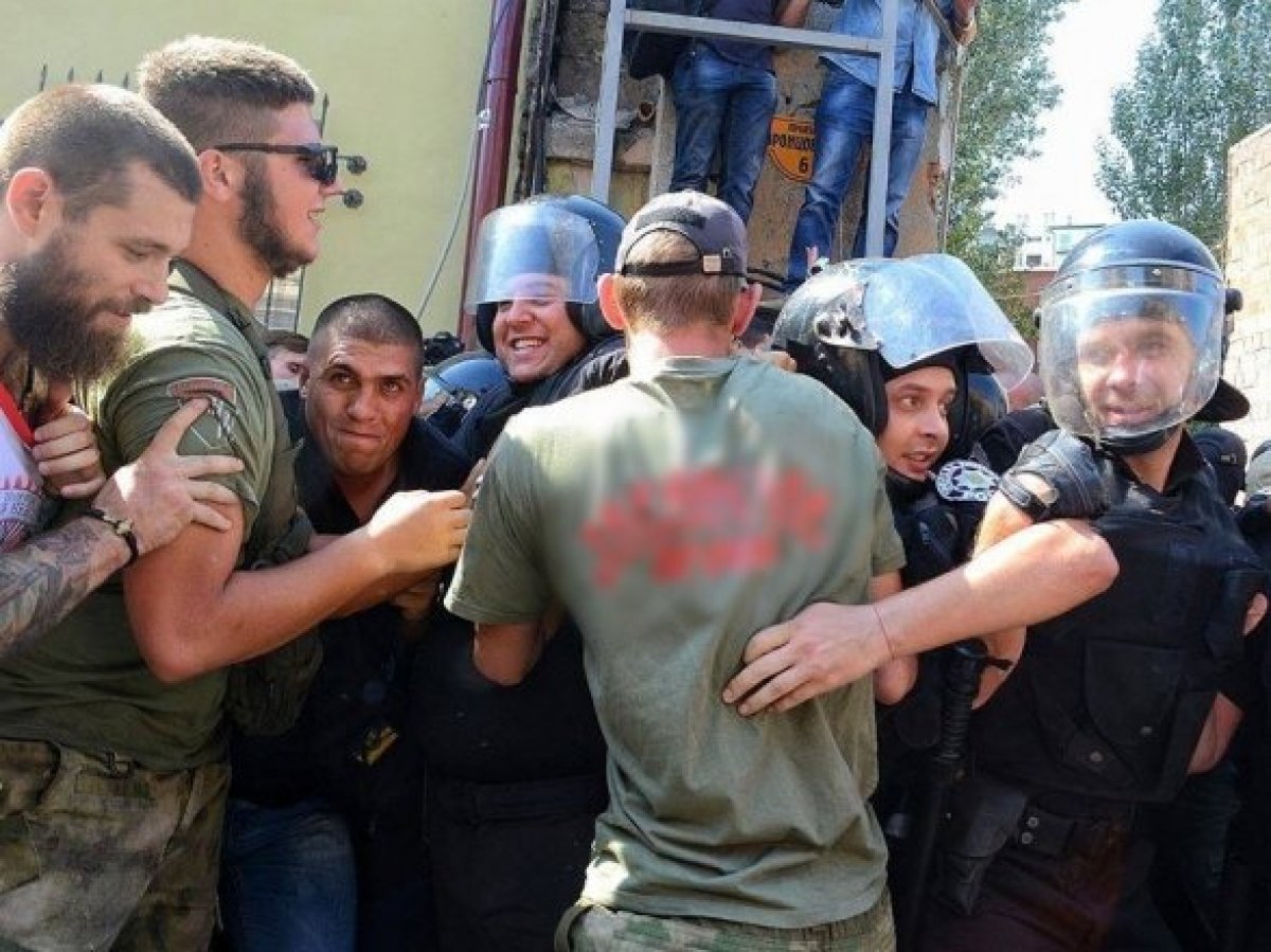 В Одессе трое мужчин были ранены из-за конфликта с полицией на месте застройки около популярного дома-стены - потерпевшие срочно отправлены в больницу