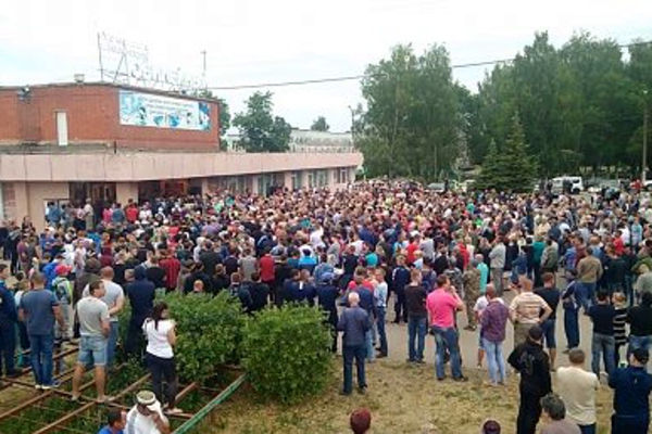 ​В России восстало целое село Чемодановка - Кремль прислал ОМОН, начались столкновения - кадры