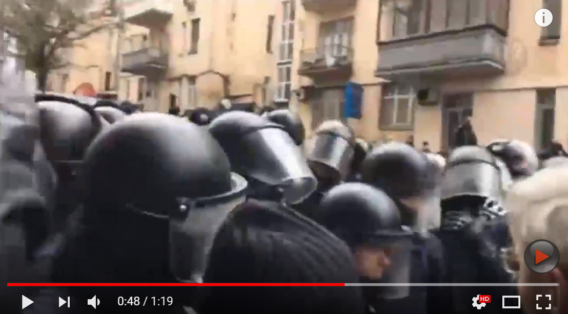 Попытка арестовать Саакашвили в центре Киева: СМИ публикуют видеострим скандального противостояния у дома политика - прямая онлайн-трансляция
