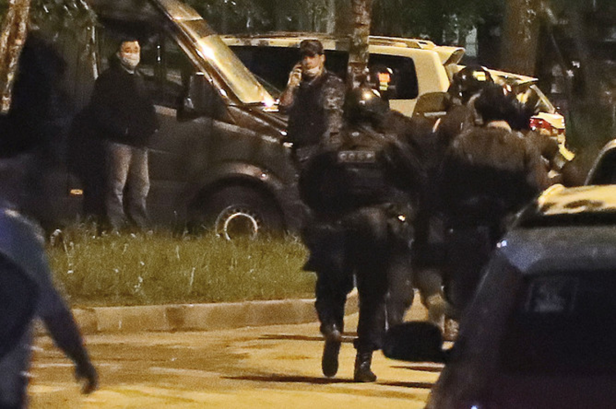В Москве мужчина из ружья начал расстреливать людей из окна своей квартиры - раненые падали на землю, видео 