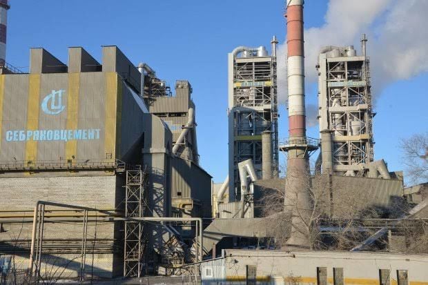 В Волгоградской области после ракетной опасности горит крупнейший цементный завод РФ