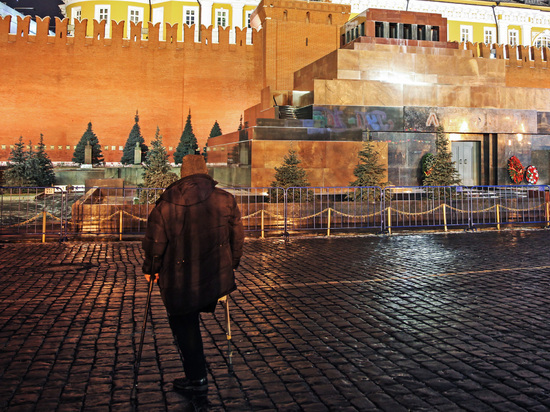 Кричал Ленину "вставай" и обливал Мавзолей оливковым маслом: в Москве попытались "воскресить" усопшего вождя