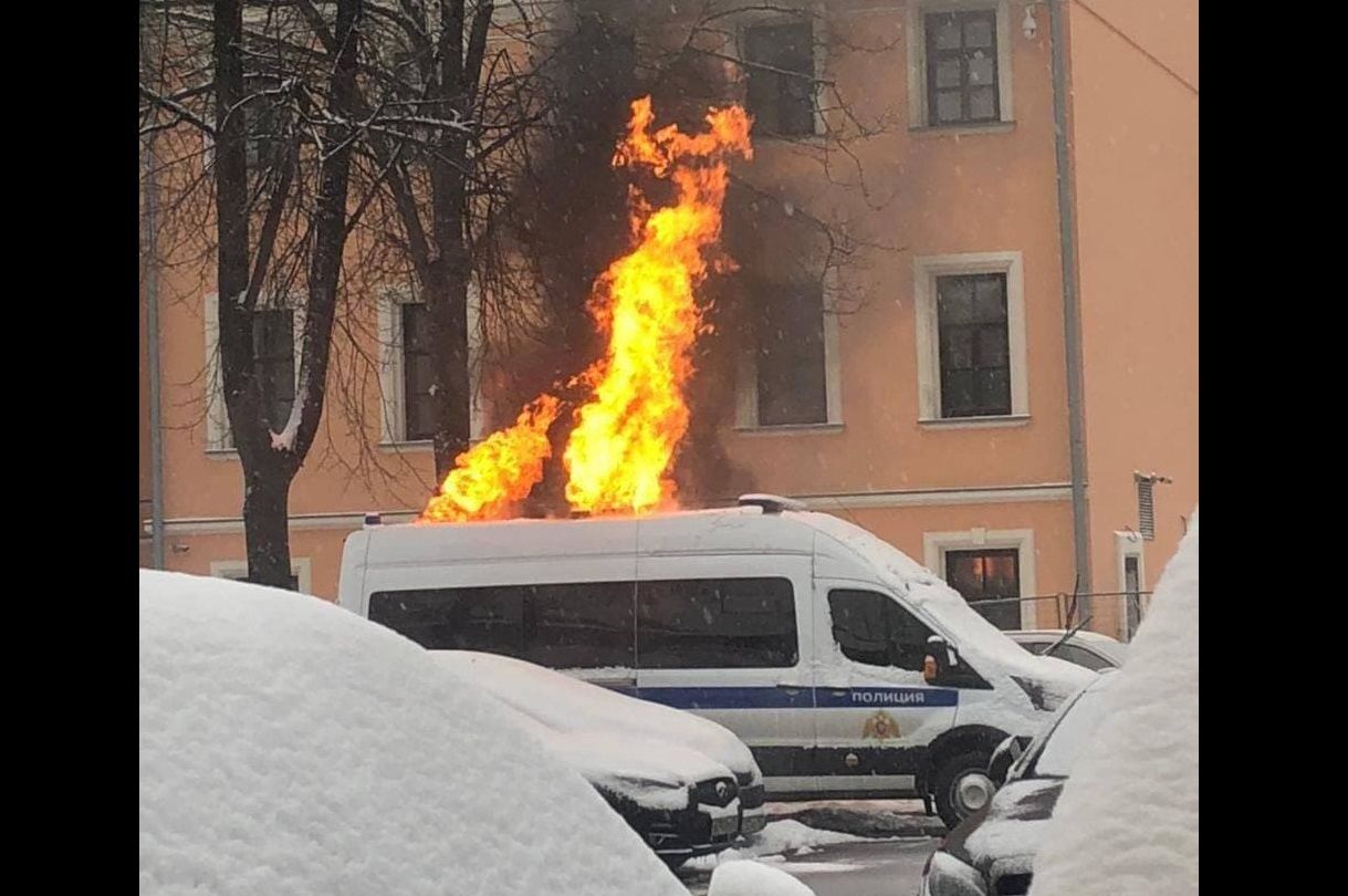 В центре Москвы горит машина российской полиции: очевидцы услышали взрыв 