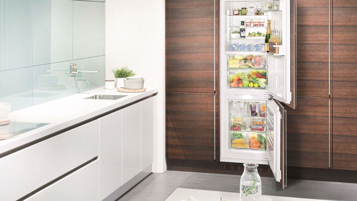 Преимущества встроенных холодильников 