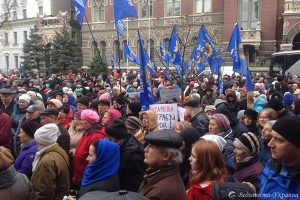 Тревожные новости поступают с митинга в центре Киева: СМИ пишут о попытке пронести оружие 
