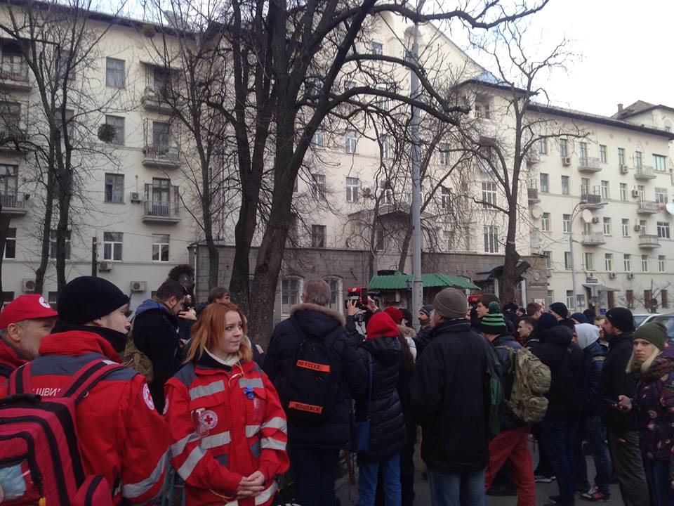 В Киеве националисты демонтировали крест, установленный на месте будущего строительства храма УПЦ МП - кадры