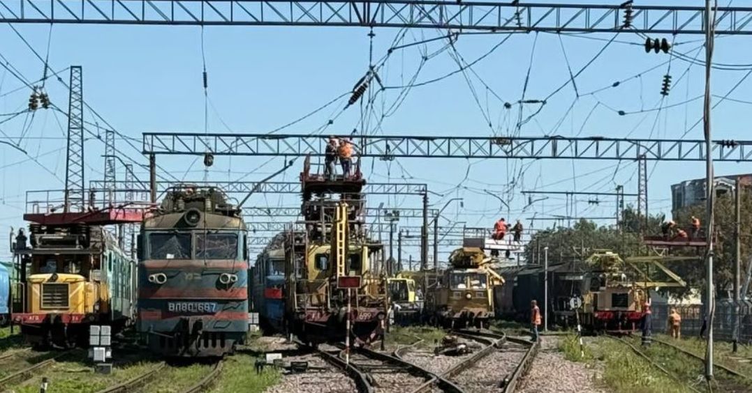 РФ атаковала железную дорогу на Полтавщине – возникли пожары, поезда задерживаются, есть пострадавшие