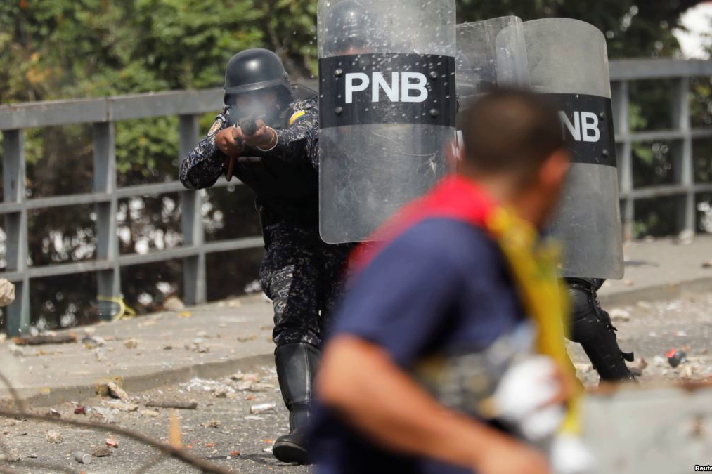Мадуро начал зачистку революции в Венесуэле: силовики открыли огонь по протестующим - кадры