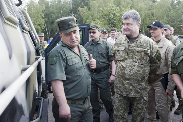 Порошенко поблагодарил военных за то, что благодаря им завтра Украина сможет отметить 25 лет своей независимости