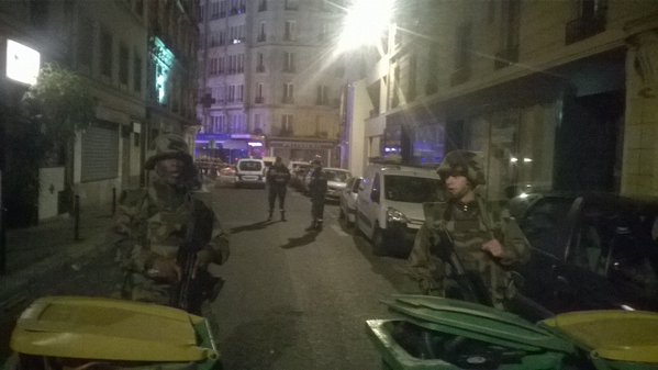 Люди боятся покинуть футбольный стадион в Париже, после того, как в его окрестностях произошла серия терактов 